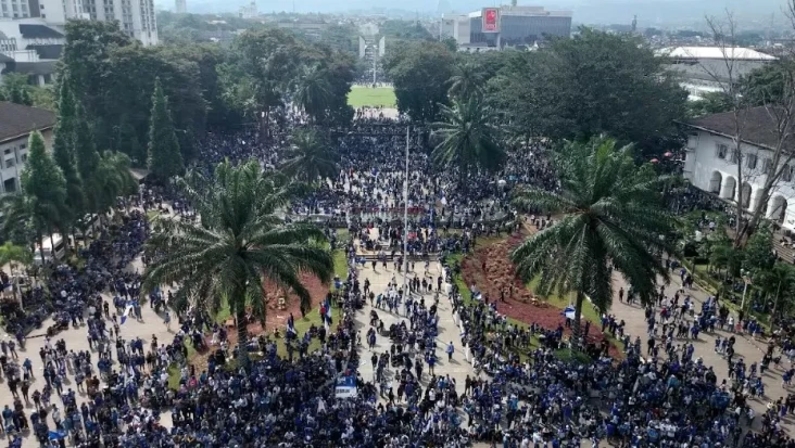 Lautan Bobotoh Membiru...