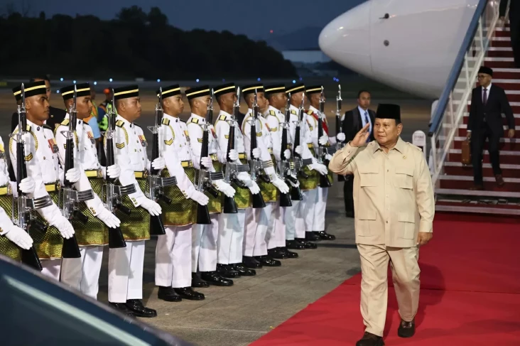 Prabowo Disambut Pasukan...