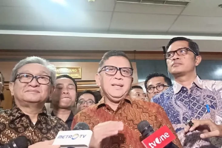 Penyidik KPK Bawa Koper...