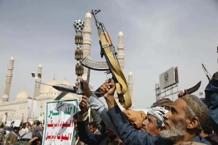 Rudal Houthi Melintasi...