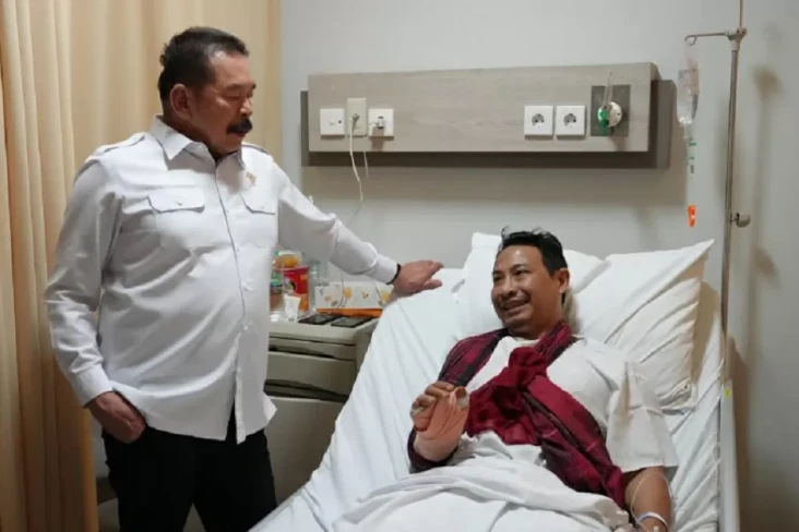 Jenguk Pegawai Kejagung...