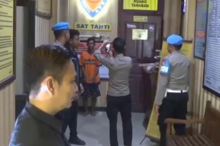 Petugas Palang Pintu...