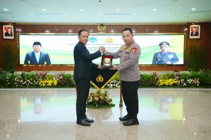 Teken MoU dengan Kementerian...