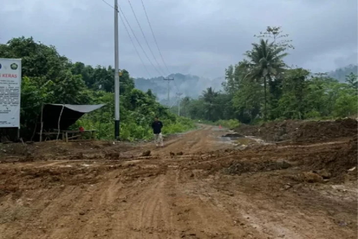 Jalan Rusak oleh Kendaraan...