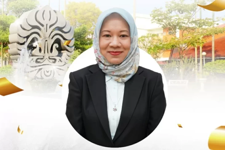 Yulianti, Dekan Wanita...