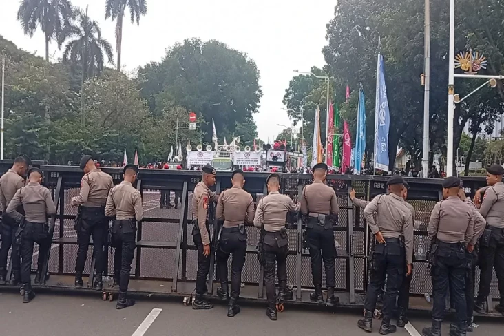 Demo Buruh Dekat Patung...