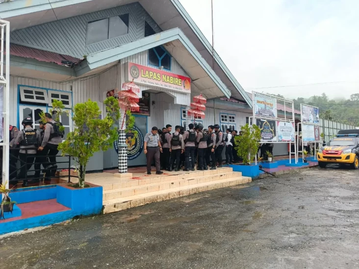 Belasan Narapidana Kabur...