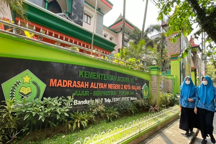 Daftar SMA Terbaik di...