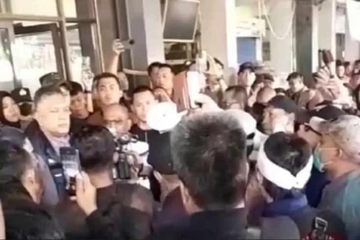 Pedagang Geruduk Perumda...