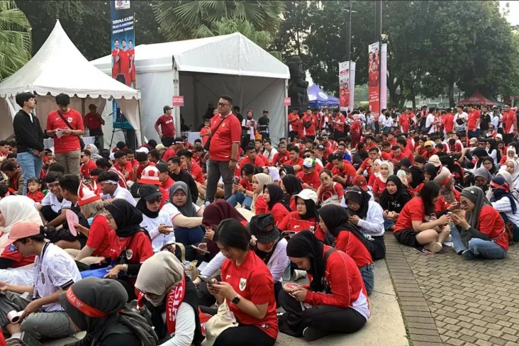 GBK Memerah! Ribuan...