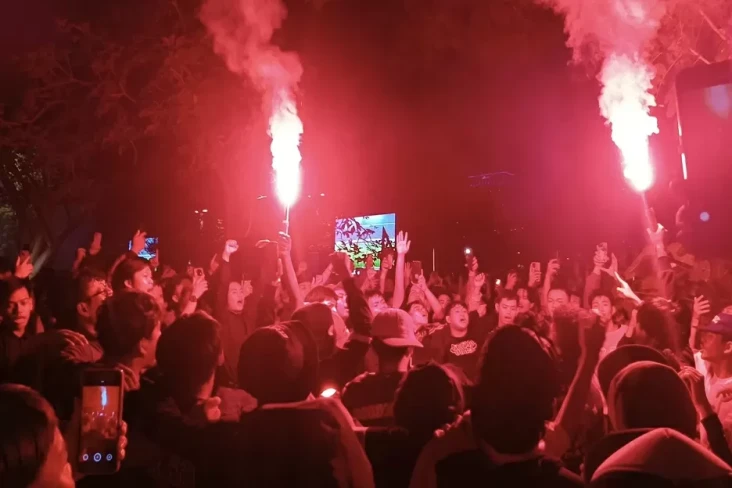 Suporter Timnas Lantunkan...