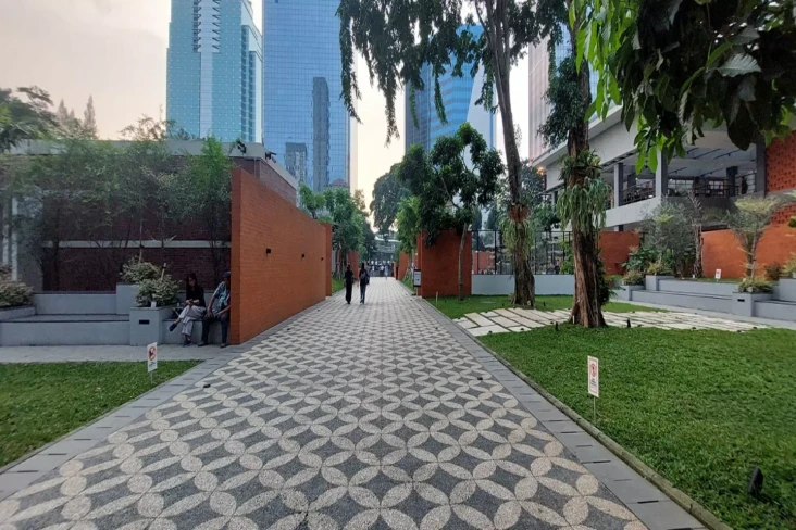 Bukan Cuma Gedung Tinggi,...