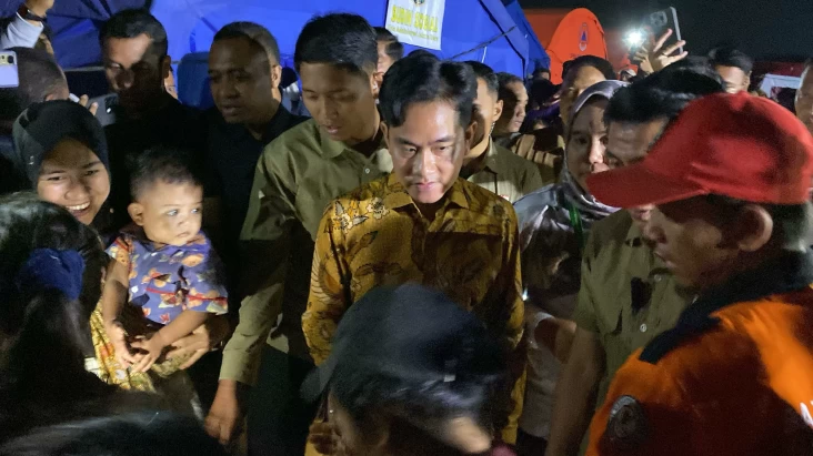 Gibran Tinjau Korban...