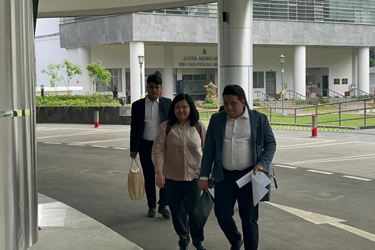 Penampakan Fiona, Mantan...