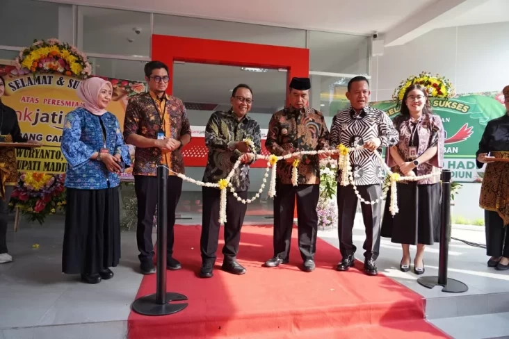 Tingkatkan Layanan Nasabah,...