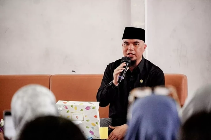 Ahmad Dhani Minta Al...