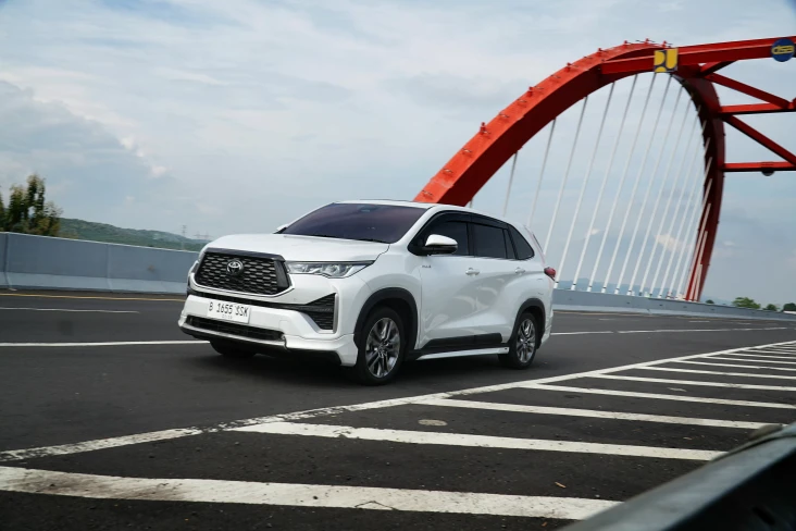 Takhta Innova Zenix...
