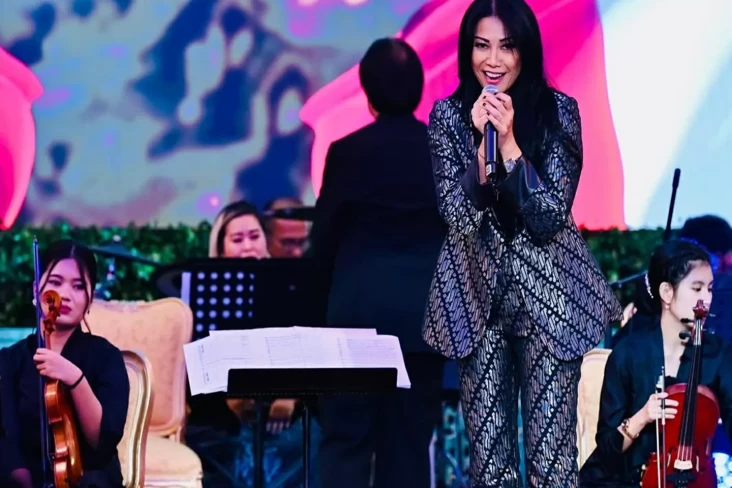 Penyanyi Anggun akan...