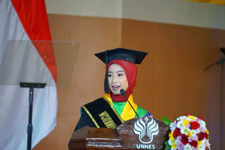 Cerita Novia, Wisudawan...