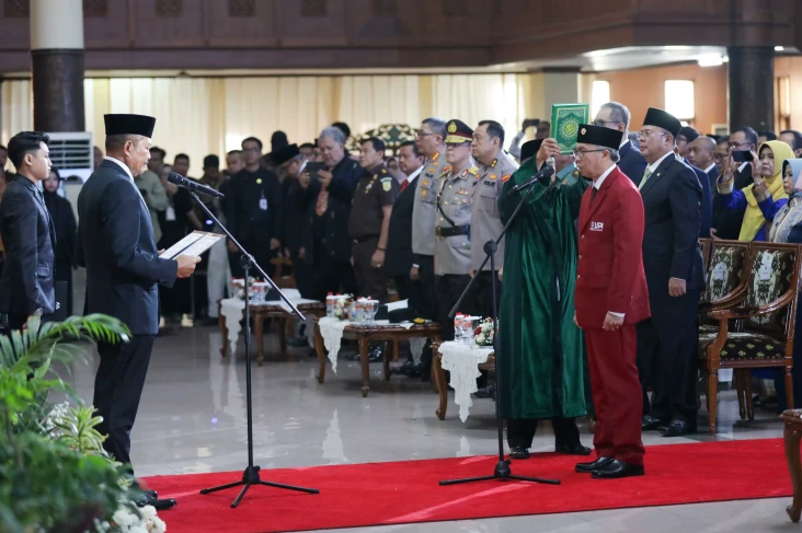 Sumpah Jabatan Rektor...