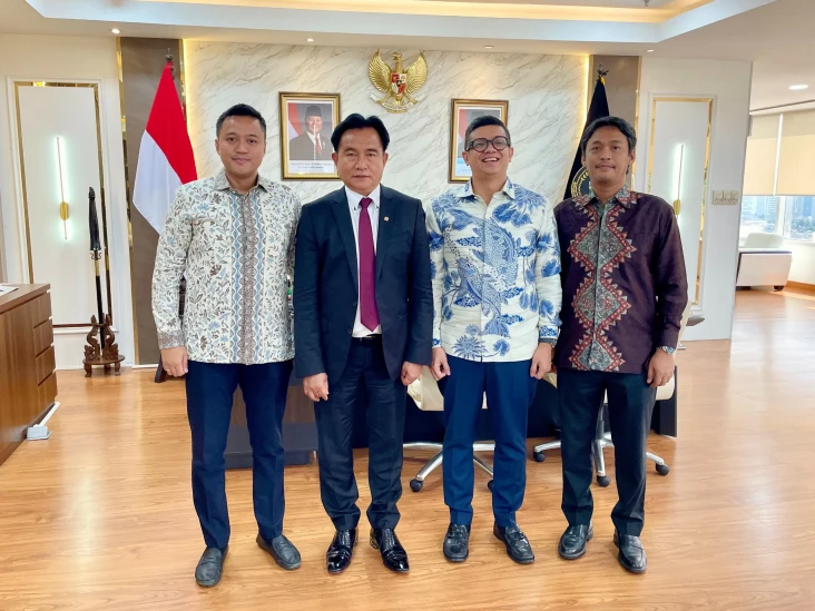 Menko Yusril Dukung...