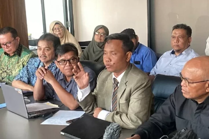 Kuasa Hukum Roy Suryo...
