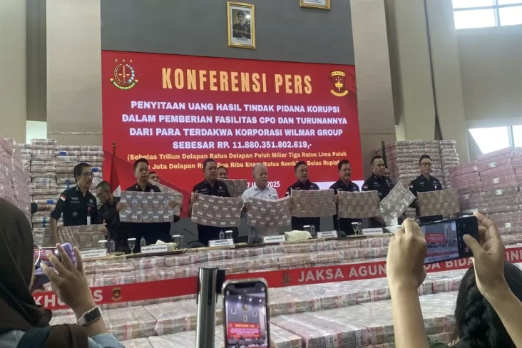 Kejagung: Uang Rp11,8...