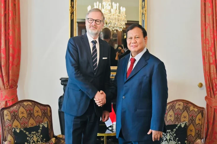 Prabowo Transit di Praha,...
