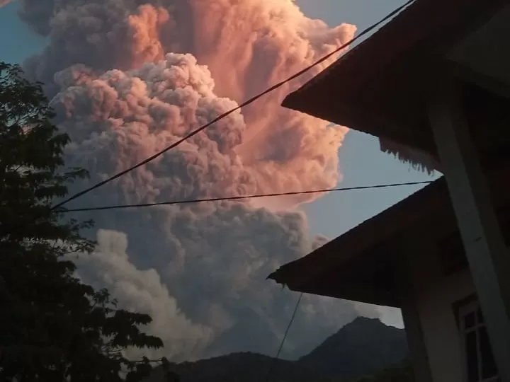 Gunung Lewotobi Laki-laki...