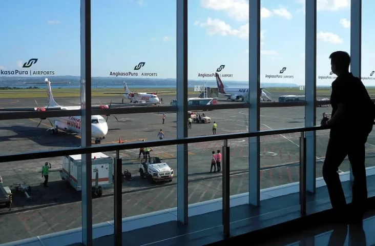 32 Penerbangan di Bandara...
