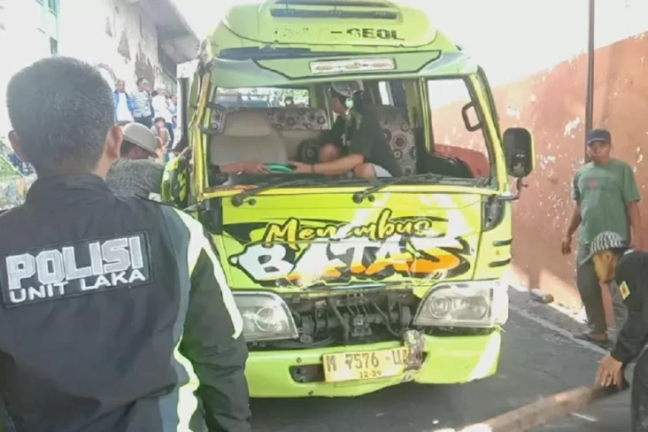 Mobil Rem Blong Tabrak...
