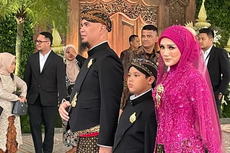 Gaya Ahmad Dhani dan...