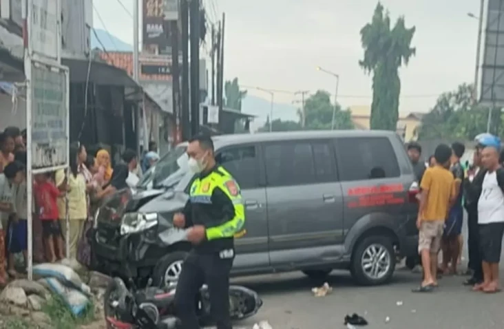 Kecelakaan Maut Ambulans...