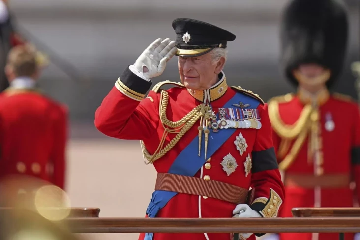 Raja Charles III Tepis...