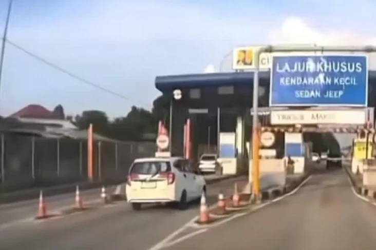 Viral Mobil 2 Kali Terobos...