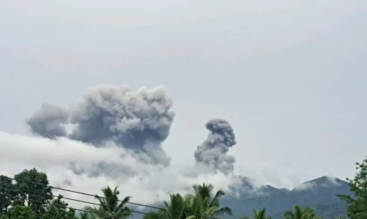 Gunung Dukono Erupsi...