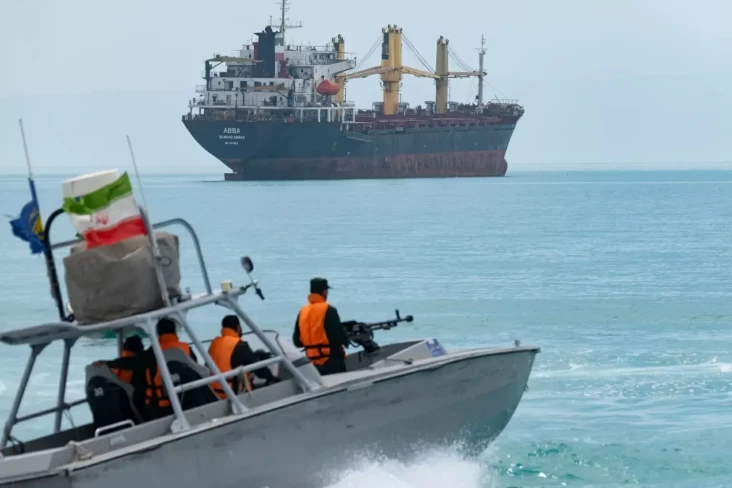 Akankah Iran Menutup...