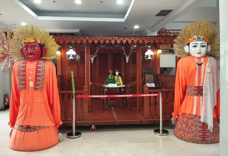 Melihat Koleksi Museum...