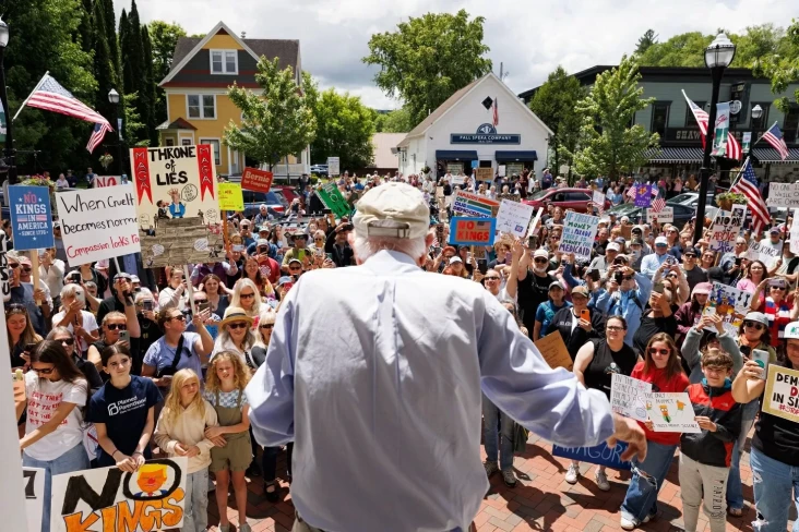 Siapa Senator Bernie...