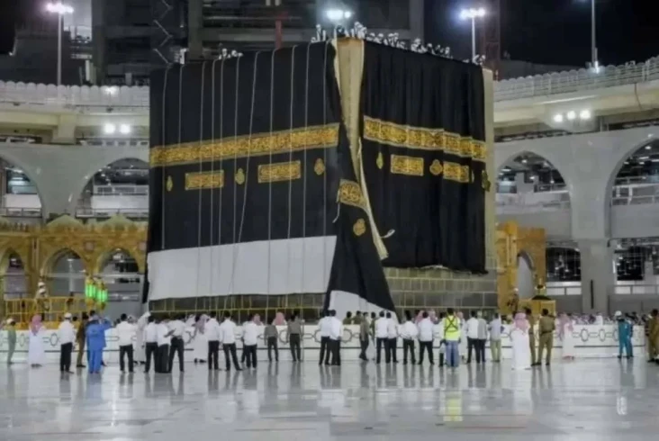 Arab Saudi Ganti Kiswah,...
