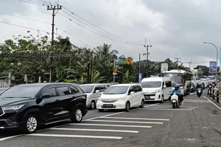 Jalur Puncak Berlaku...