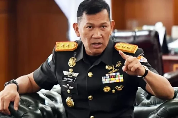 TNI Bantu Polisi Buru...
