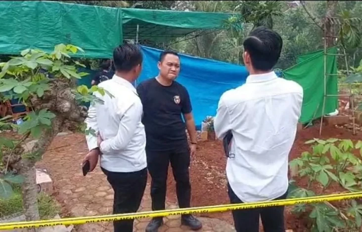 Polisi Bongkar Makam...