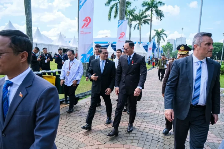 Menteri Teuku Riefky...