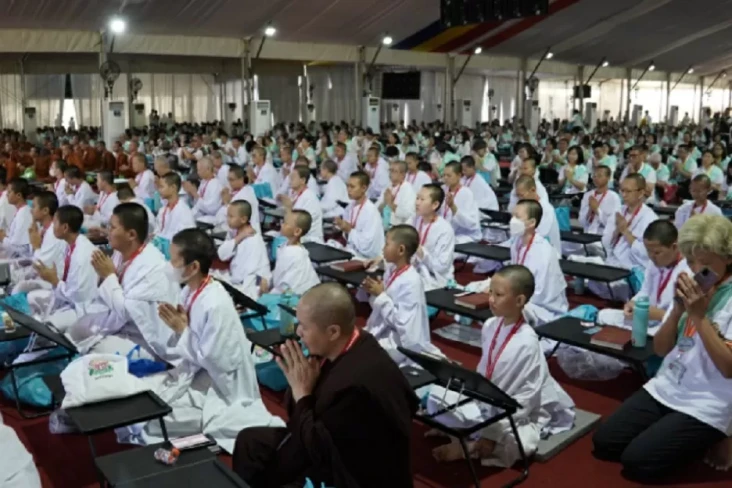 Ribuan Umat Buddha Ikuti...