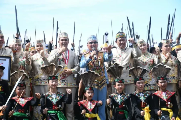 Tari Mandau Kolosal...