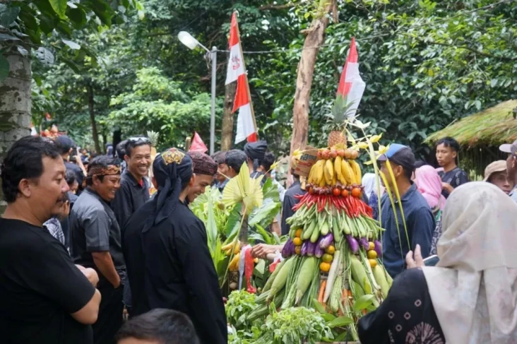 Ribuan Warga Peringati...