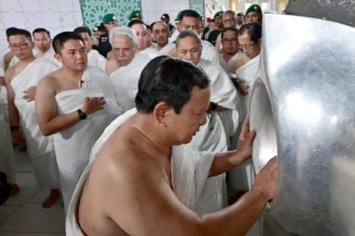 Prabowo Cium Hajar Aswad,...