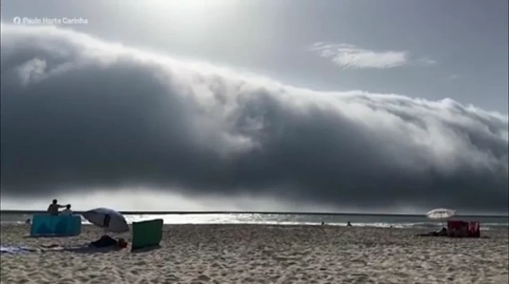 Awan Tsunami Muncul...