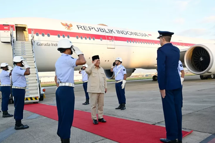 Disambut Upacara Militer,...